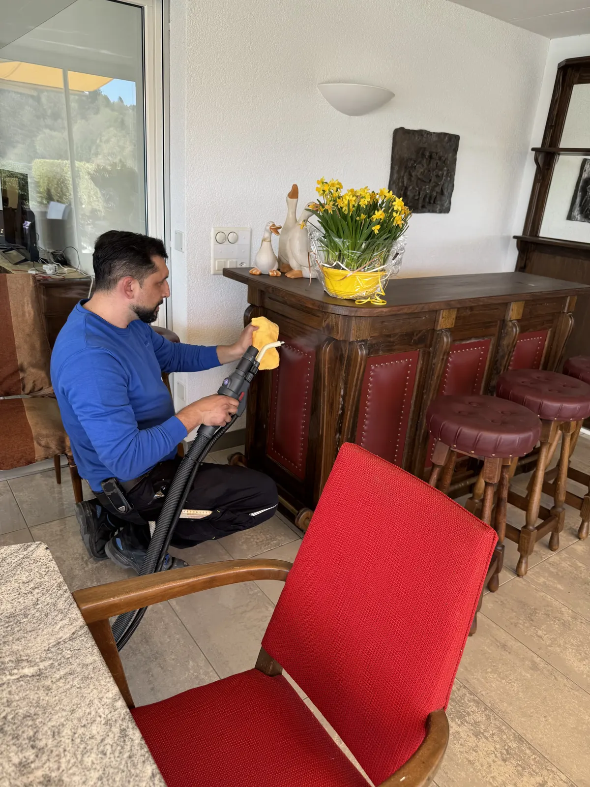Arnel Zimmermann bei der professionellen Dampfreinigung